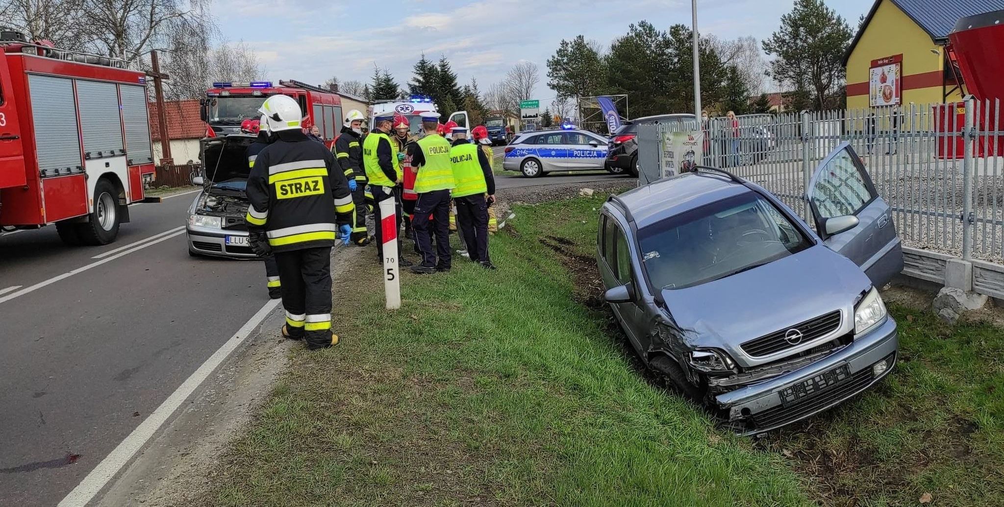 Kraksa w Dąbiu. Zderzenie dwóch aut  - Zdjęcie główne