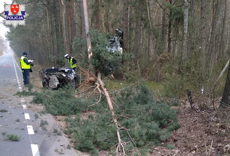 Drożdżak. Po uderzeniu skoda rozpadła się na dwie części. 