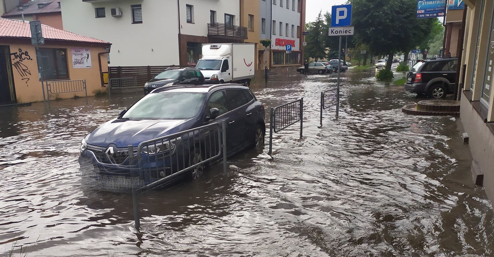 Renault zaparowane na ul Dmocha