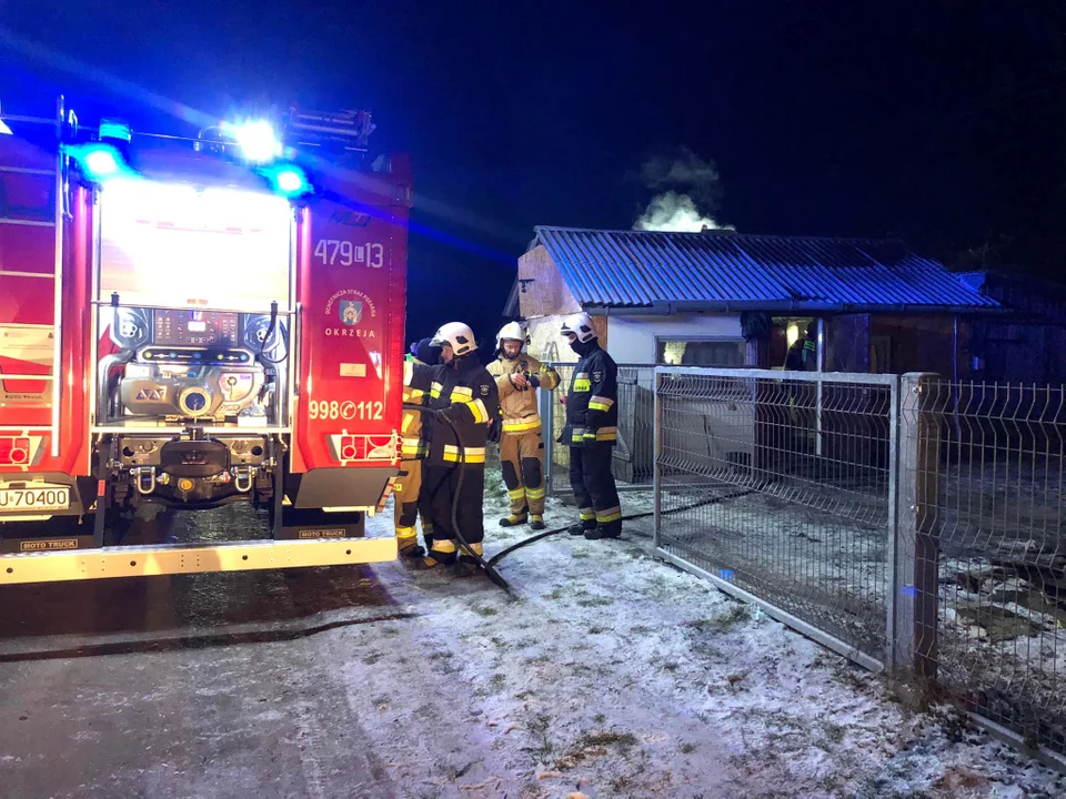 Powiat łukowski: Pożar poddasza  budynku gospodarczego w Woli Okrzejskiej - Zdjęcie główne