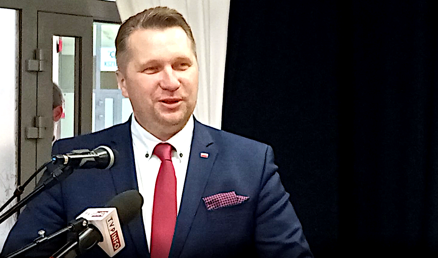 ŁUKÓW. Dzieci odesłane bo przyjeżdża minister? Uczniowie siedzieli w pierwszym rzędzie (WIDEO)  - Zdjęcie główne