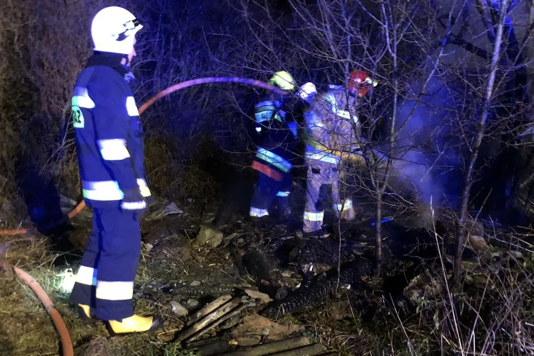 Pożar wychodka w powiecie łukowskim. Na miejscu cztery zastępy straży pożarnej - Zdjęcie główne