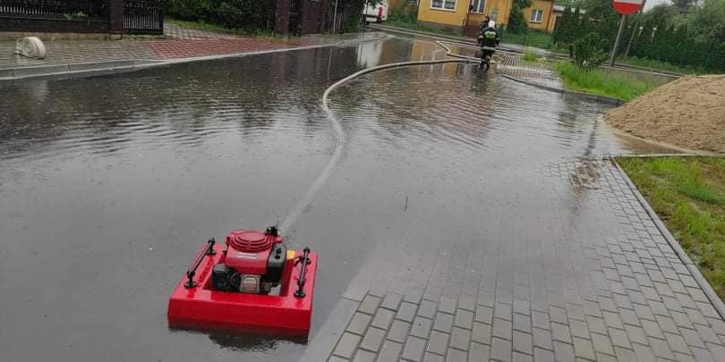 STOCZEK ŁUKOWSKI: Strażacy mieli pełne ręce roboty. Woda wdarła się m.in. do garażu - Zdjęcie główne