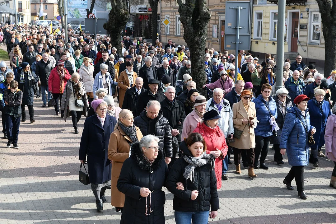 "Biały Marsz" w obronie czci i świętości Jana Pawła II (film) Łukowianie szli z modlitwą ulicami - Zdjęcie główne
