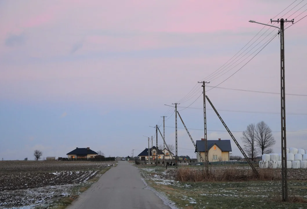 Nowe oświetlenie drogowe w gminie Krzywda. Linie oświetleniowe i lampy LED - Zdjęcie główne