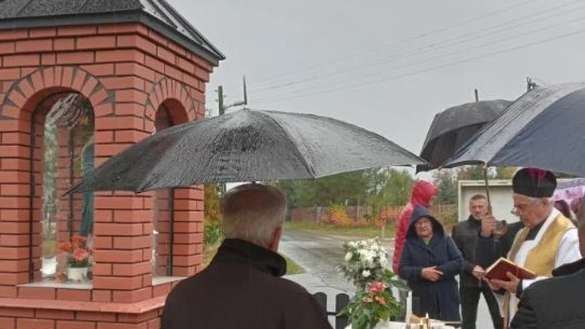 Otwarcie i poświęcenie nowej kapliczki w Woli Okrzejskiej - Zdjęcie główne