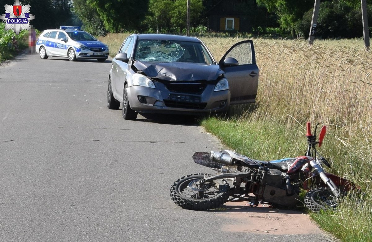 ADAMÓW:  10-LATEK NA CROSSOWYM MOTOCYKLU ZDERZYŁ SIĘ Z OSOBÓWKĄ - Zdjęcie główne