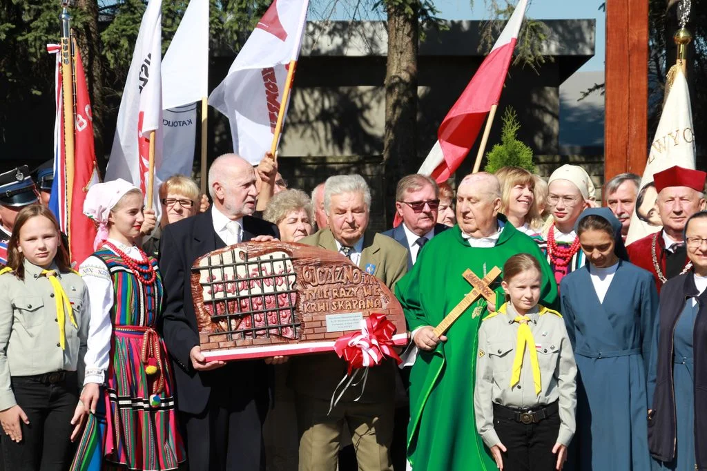 Płaskorzeźba darem od internowanych dla ks. prałata Mirosława Łubika. Uroczystość w parafii Matki Kościoła - Zdjęcie główne