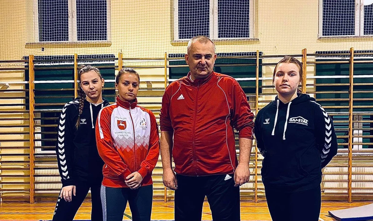 Armaty przed Orlętami i Olimpijczykiem - Zdjęcie główne