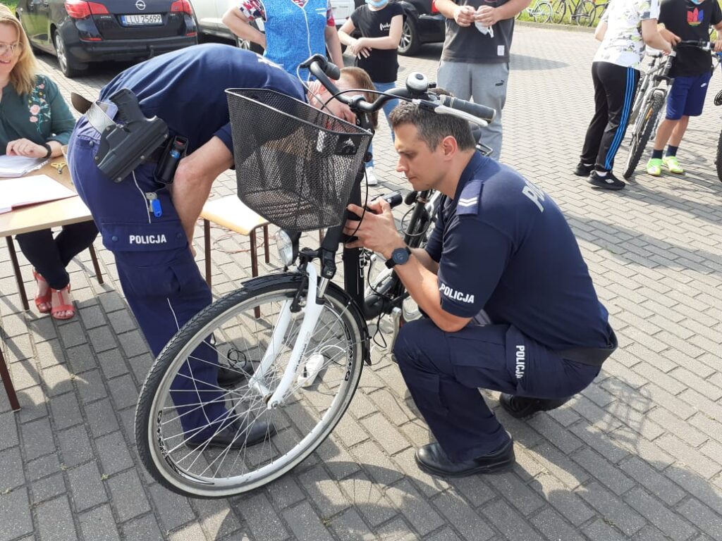 GMINA STSNIN. Policjanci znakowali rowery w szkole w Sarnowie (GALERIA) - Zdjęcie główne