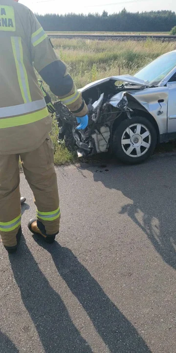 Zderzenie volkswagena i pociągu na przejeździe w Dąbiu - Zdjęcie główne