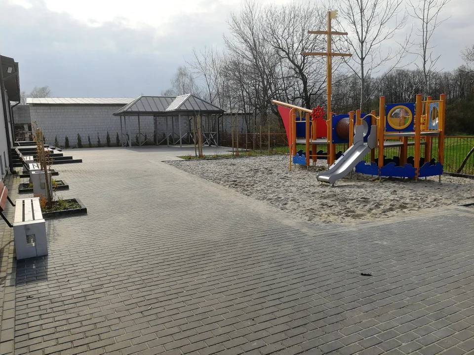 Plac zabaw przy remizie w Trzebieszowie. Dostał dofinansowanie za pośrednictwem LGD RAZEM - Zdjęcie główne