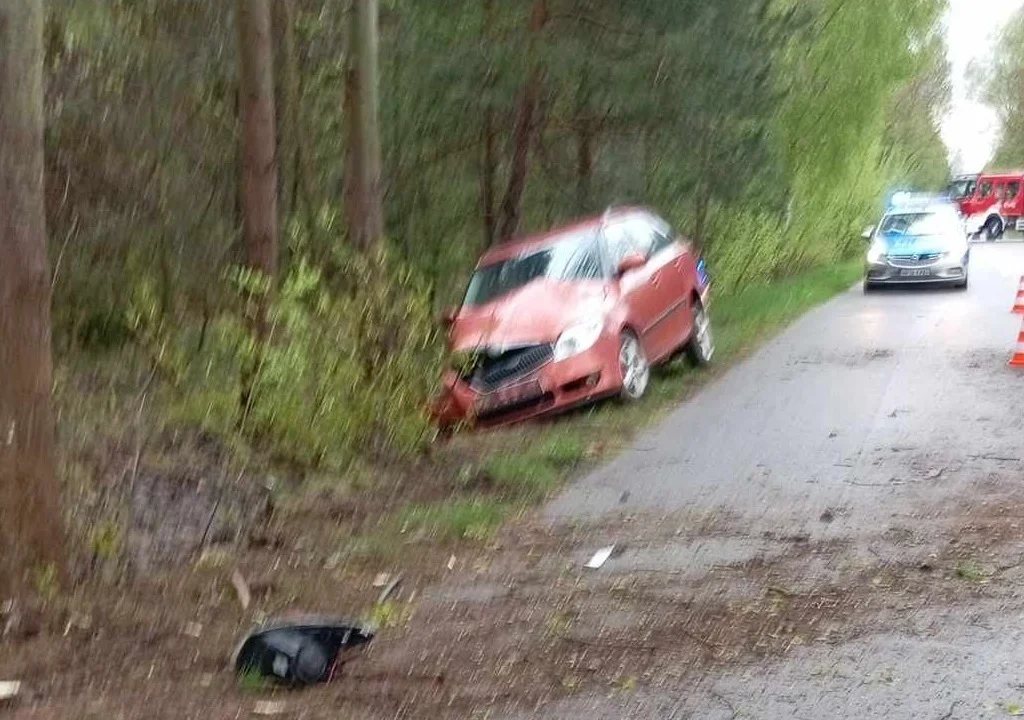 Groźny wypadek pomiędzy Dąbiem a Klimkami. Kierująca samochodem uderzyła w drzewo - Zdjęcie główne