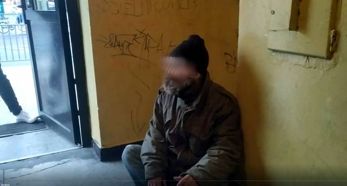 Mieszkańcy bloku na Warszawskiej mają dość bezdomnego na klatce (WIDEO) - Zdjęcie główne