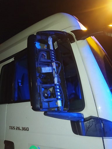 Pijany kierowca cysterny wjechał na krawężnik i uszkodził dwie latarnie - Zdjęcie główne