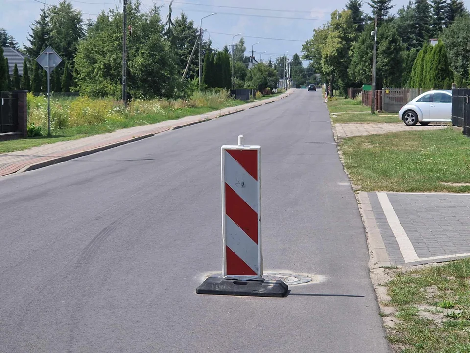 "Stoją bezczynnie dwa tygodnie". Kiedy zostaną zabrane pachołki ze studzienek na ul. Wiatraki? - Zdjęcie główne