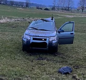 Powiat łukowski: dachowanie samochodu w gminie Stanin - Zdjęcie główne