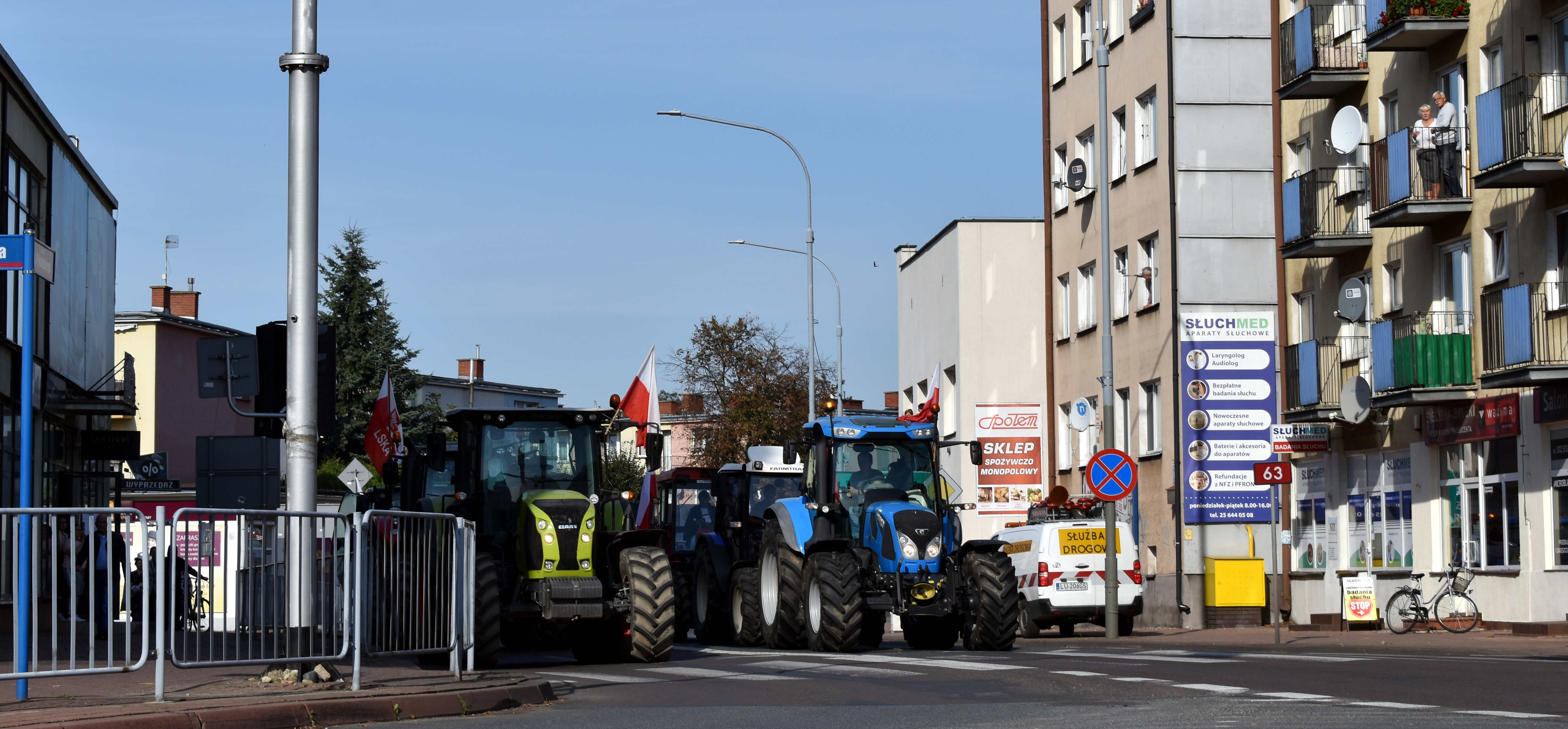 W sumie - jak szacuje policja - centrum Łukowa zablokowało kilkadziesiąt ciągników. 