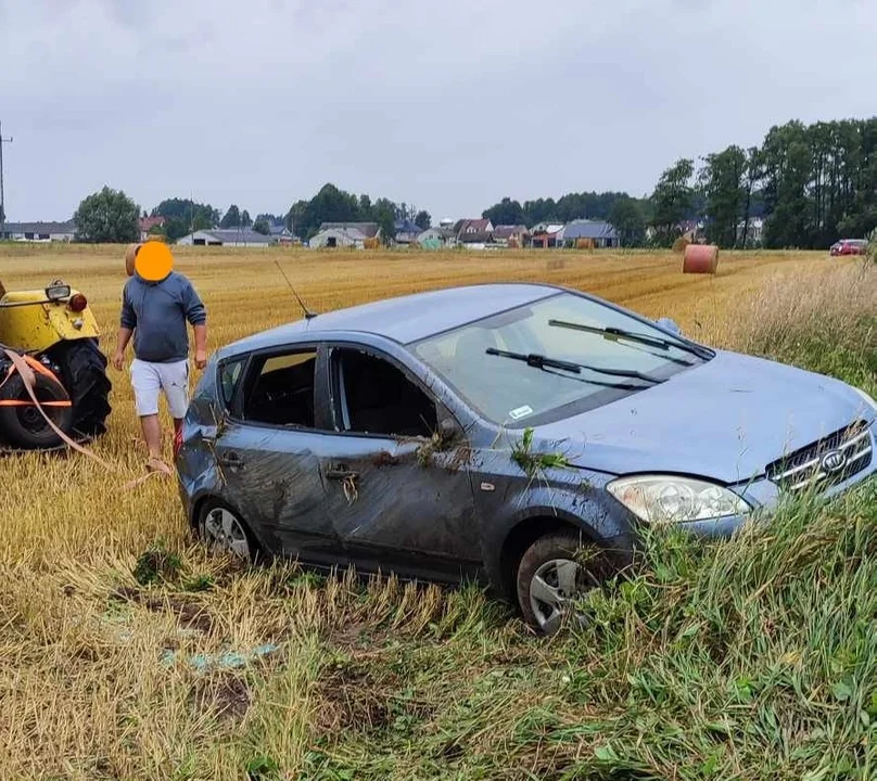 Samochód wylądował w polach w Popławach. Pasażerka trafiła do szpitala - Zdjęcie główne