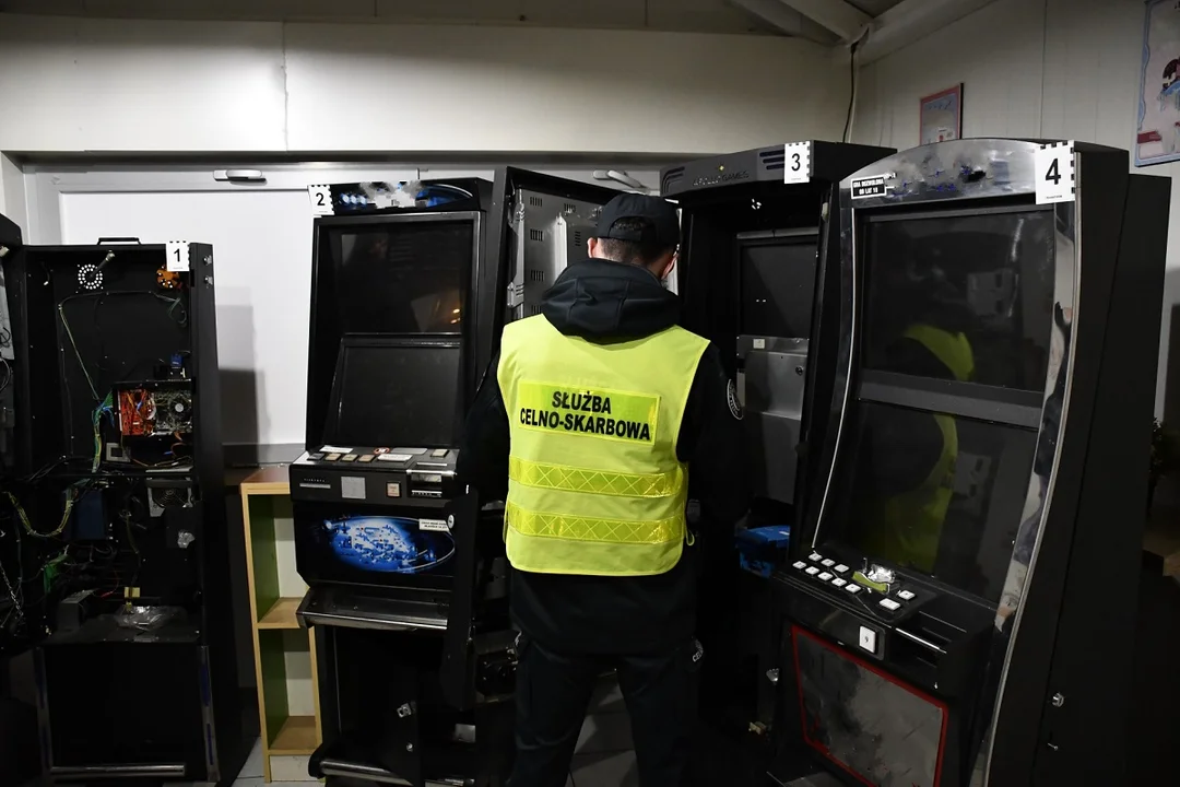 Nielegalne automaty zabezpieczone przez lubelską KAS w Łukowie - Zdjęcie główne