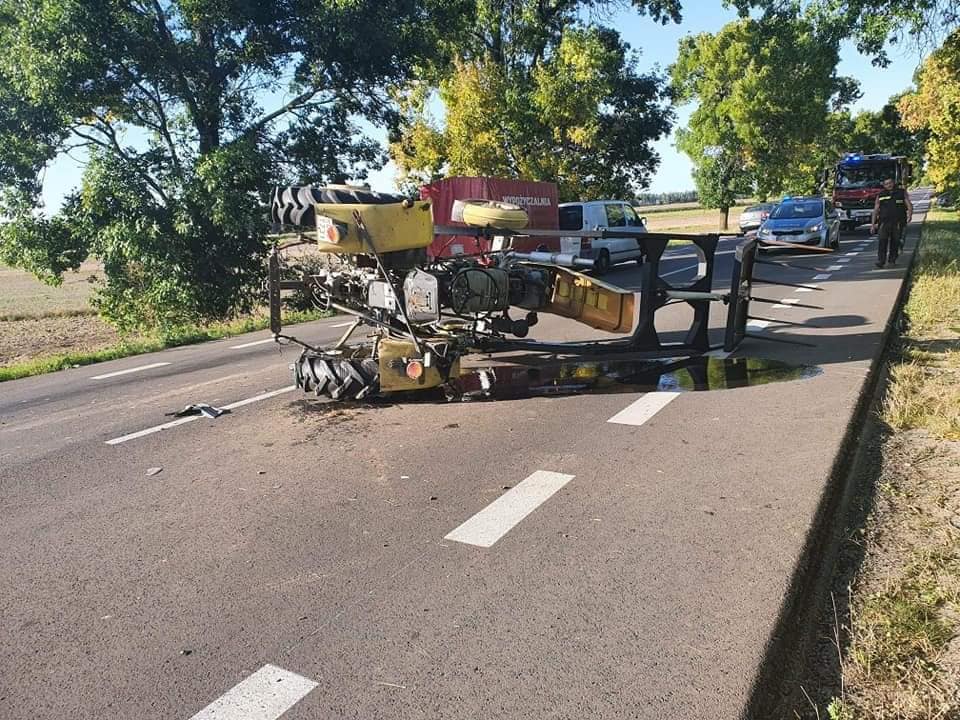 Zderzenie ciągnika z samochodem - Zdjęcie główne