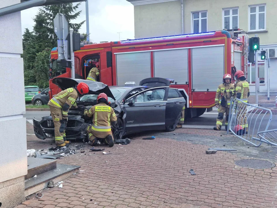 Wypadek w centrum Łukowa. Samochód przebił się przez barierki i uderzył w sklep - Zdjęcie główne