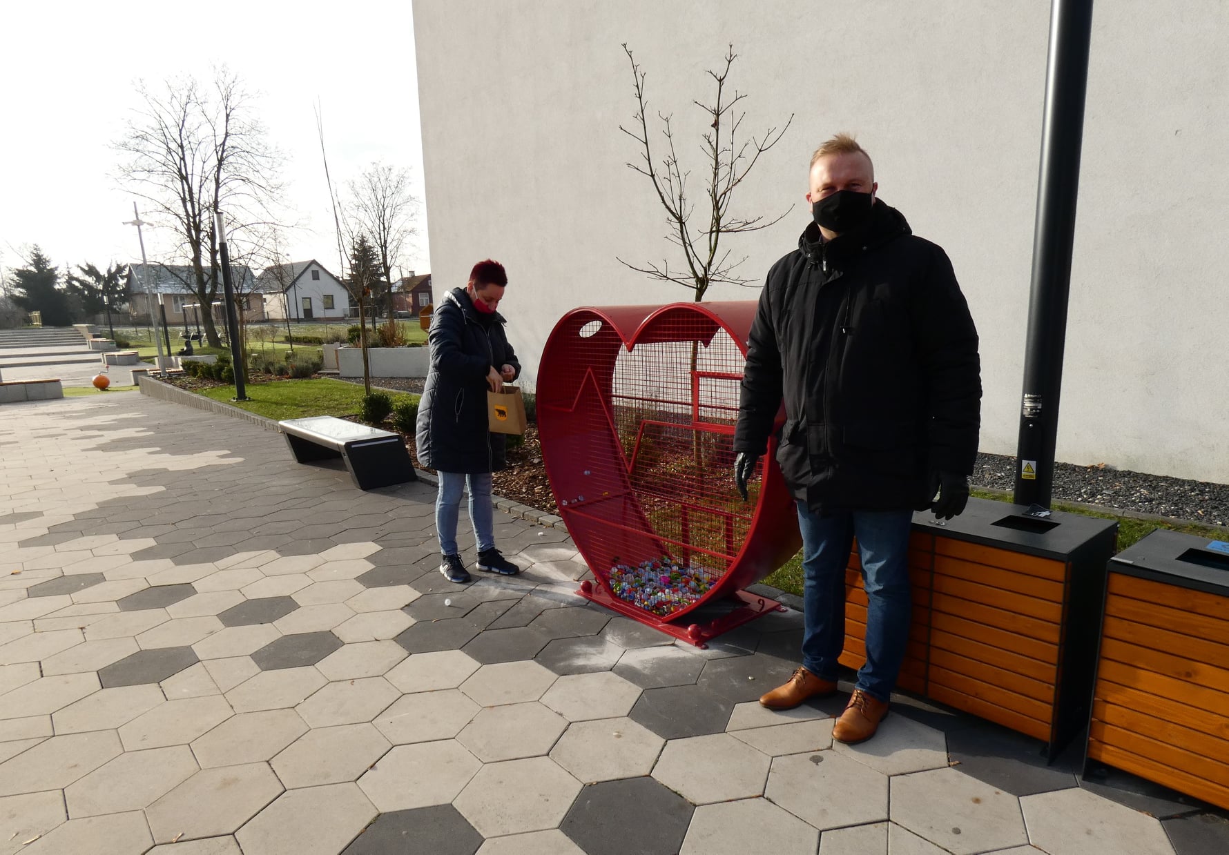 W Adamowie też mają serce do zbierania korków i nakrętek  - Zdjęcie główne