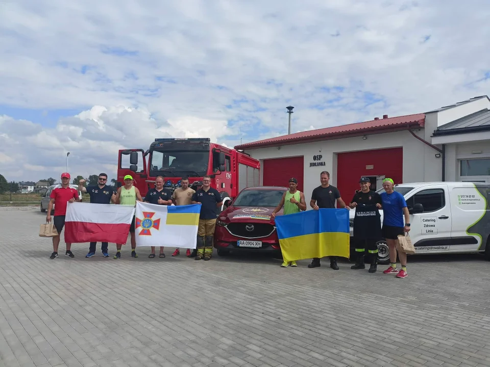 Ukraiński strażak biegnie by wyrazić wdzięczność Polakom-  strażacy z powiatu łukowskiego witali go na trasie - Zdjęcie główne