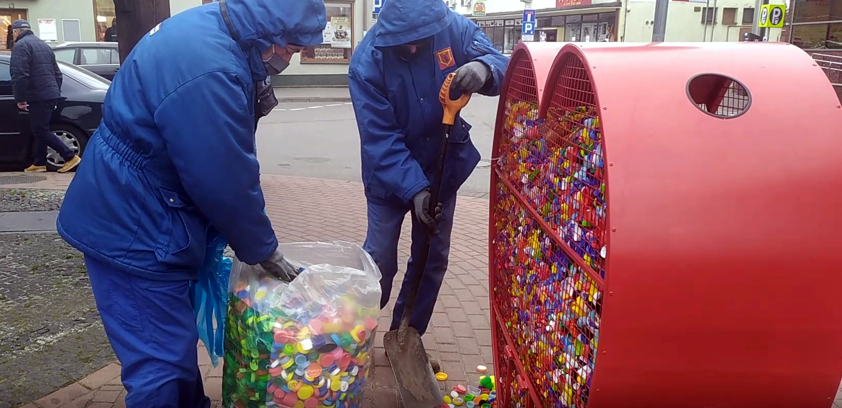 Łukowianie oddali korki. Pierwsze trafią do chorej na autyzm  Michalinki (WIDEO) - Zdjęcie główne