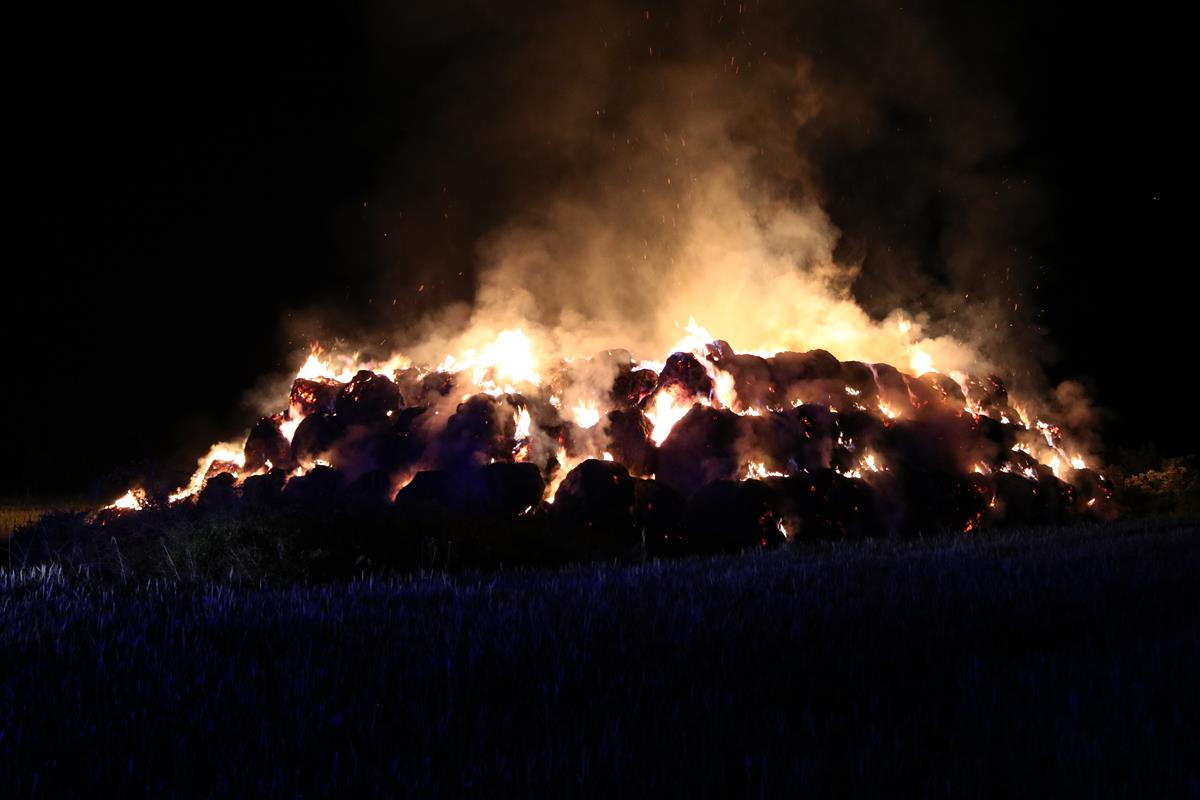 400 bel słomy poszło z dymem  - Zdjęcie główne