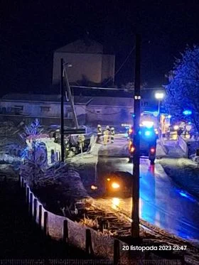 Ślisko na drogach w powiecie łukowskim. Ciężarówka wypadła z jezdni i przewróciła się na bok - Zdjęcie główne