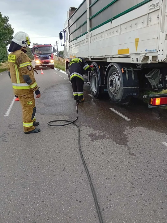 Awaria hamulców i dym spod ciężarówki - Zdjęcie główne