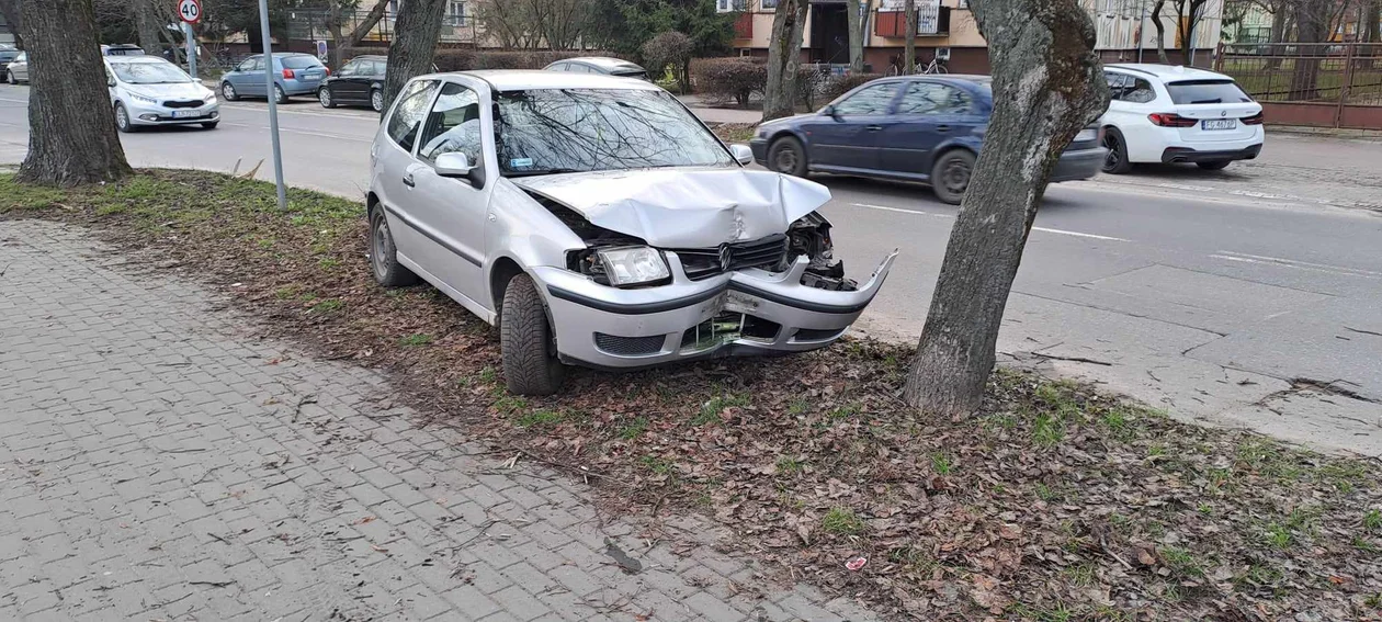 Łuków. Kobiecie otworzyły się drzwi podczas jazdy. Podczas ich zamykania uderzyła w drzewo - Zdjęcie główne