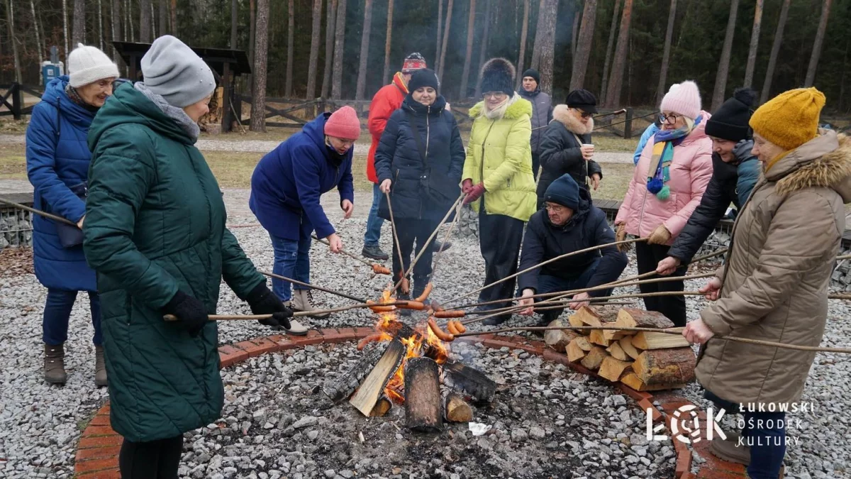 Muzyka, ognisko i leśny spacer – seniorzy w Rezerwacie Jata (zdjęcia) - Zdjęcie główne