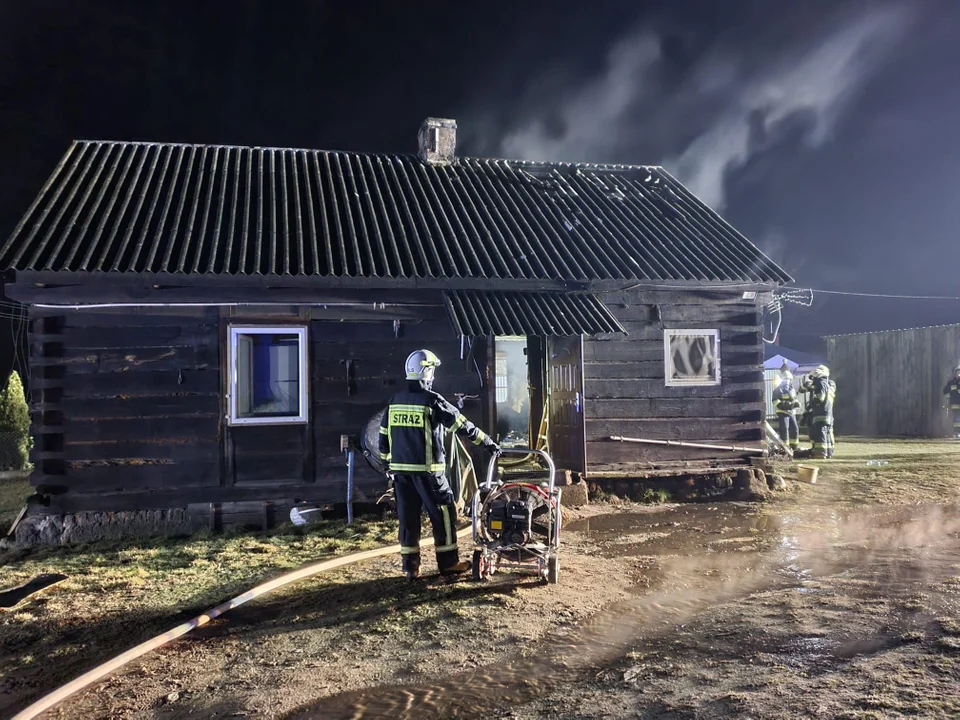 Powiat łukowski: Pożar domu. Pracowało dziewięć zastępów straży pożarnej - Zdjęcie główne