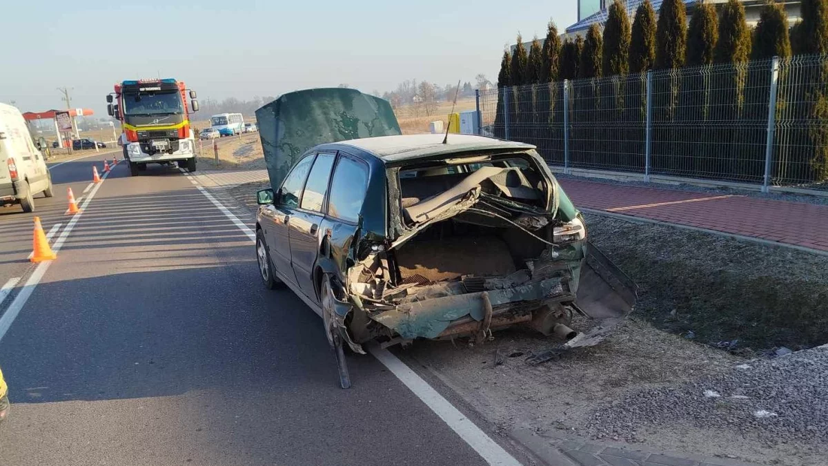 Zderzenie Seata i Volvo przy stacji paliw (zdjęcia) - Zdjęcie główne