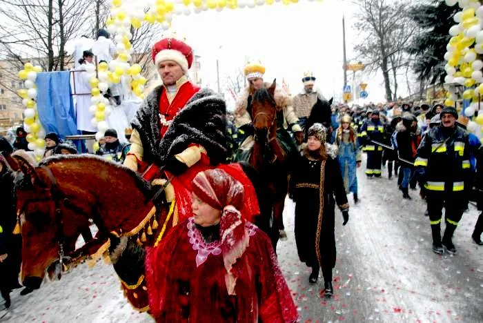 VIII Łukowski Orszak Trzech Króli bez marszu przez miasto. Modlitwa i kolędowanie w kościele - Zdjęcie główne