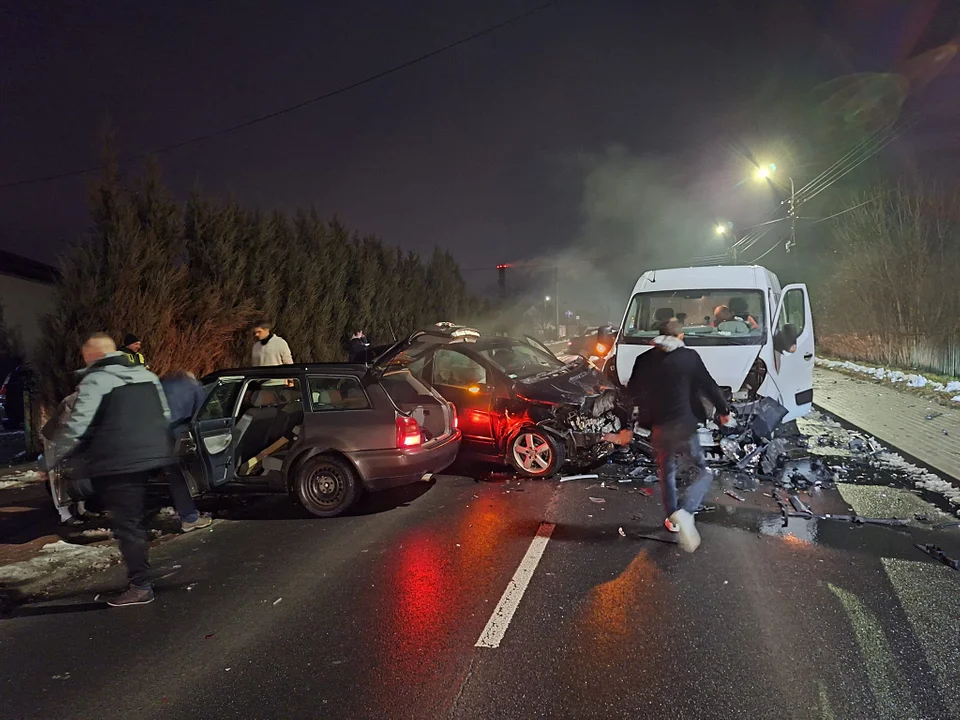 Groźny wypadek przy wjeździe do Łukowa. Trzy osoby poszkodowane, są utrudnienia w ruchu - Zdjęcie główne