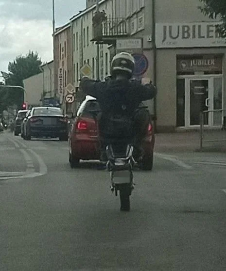 Łuków. 18-latek jechał motocyklem na jednym kole. Szybko pożegnał się z prawem jazdy - Zdjęcie główne