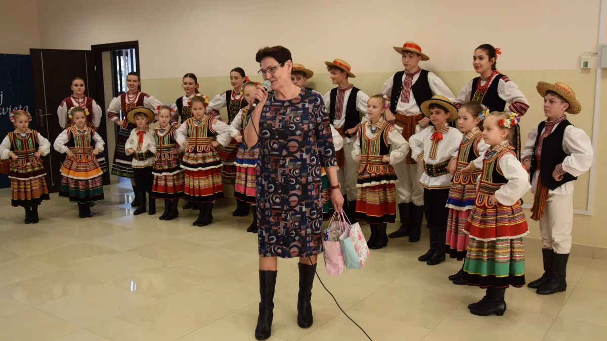 Tańce i śpiew w bibliotece – karnawałowe spotkanie seniorów - Zdjęcie główne