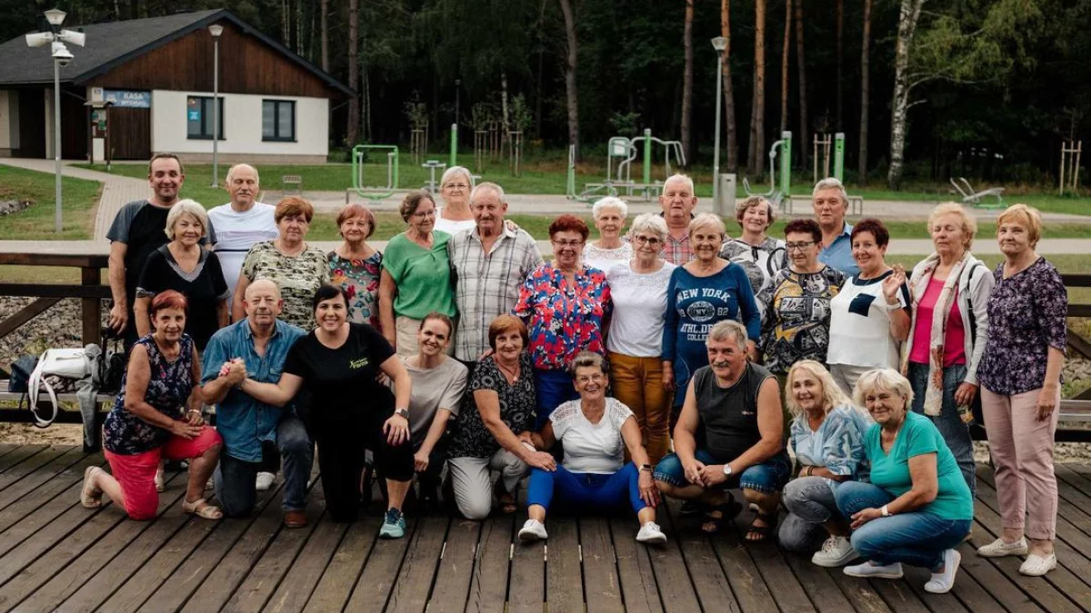 Deszcz niestraszny. Seniorzy tańczyli nad Zimną Wodą - Zdjęcie główne