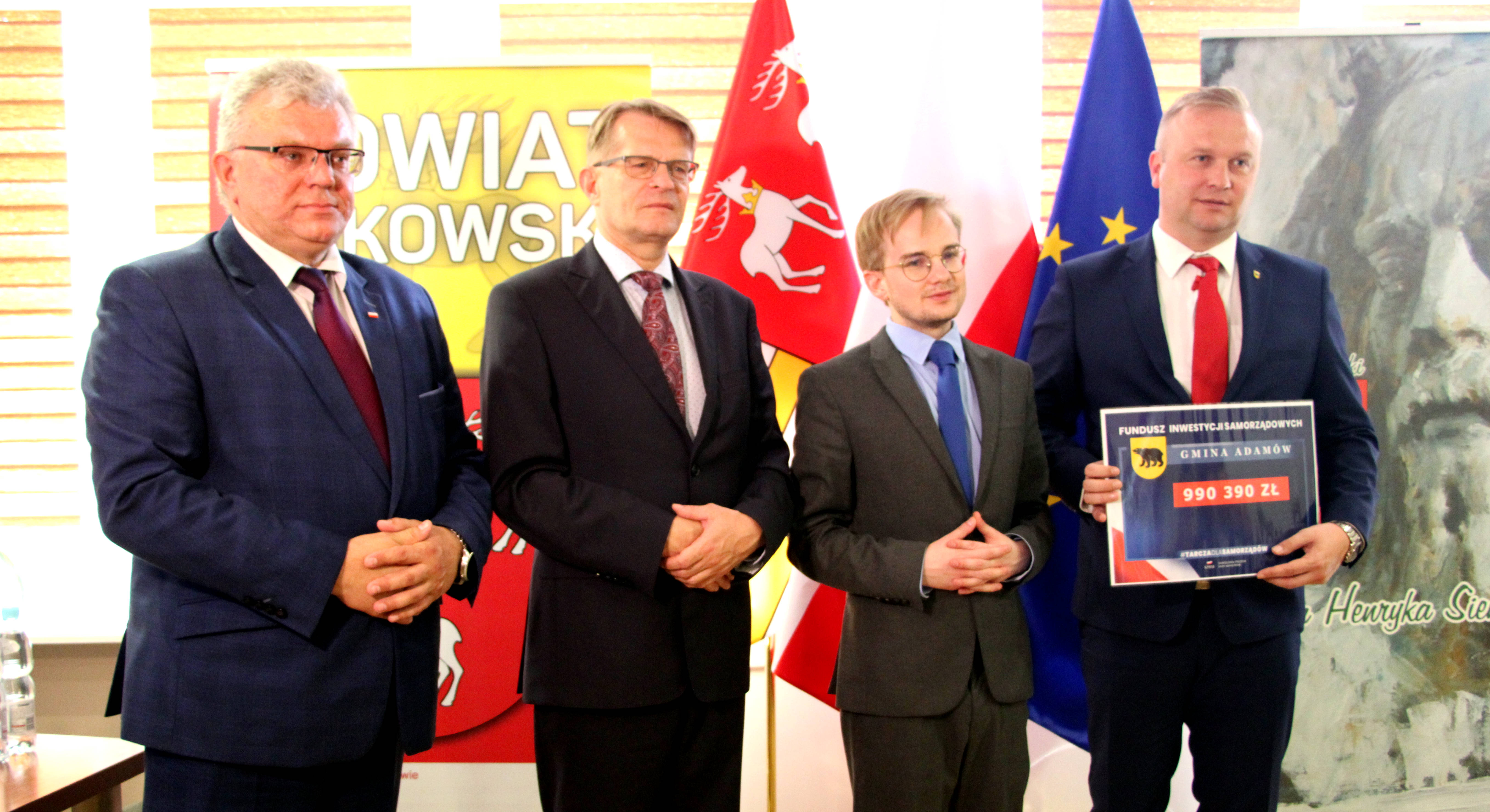 Dotacja dla gminy Adamów. Odbiera ją wójt Karol Ponikowski. 