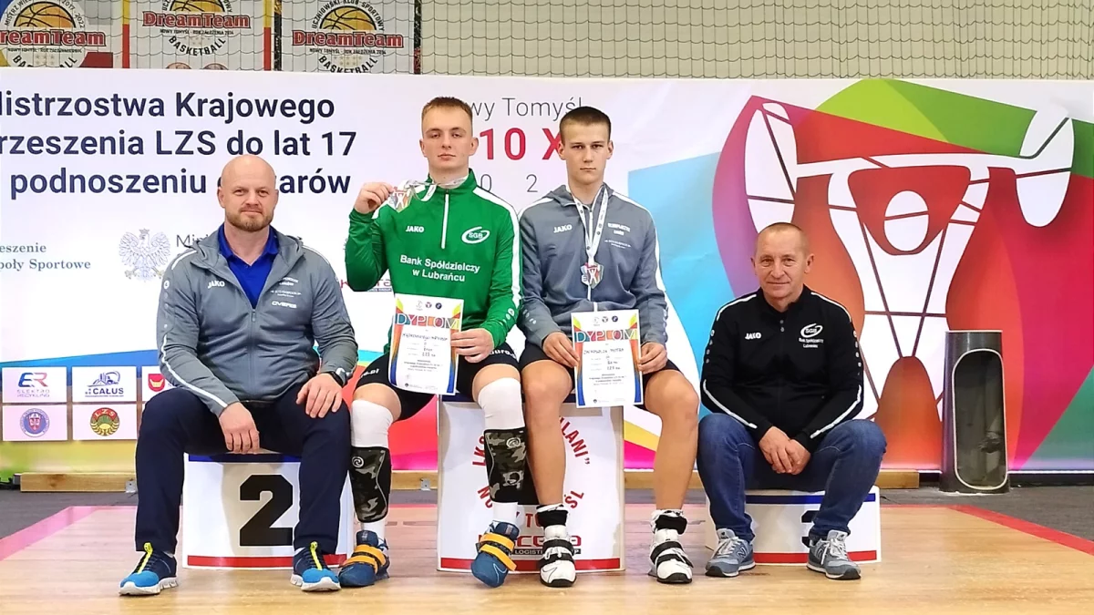 Niepokonani w podnoszeniu ciężarów. Sukcesy młodych sportowców. - Zdjęcie główne