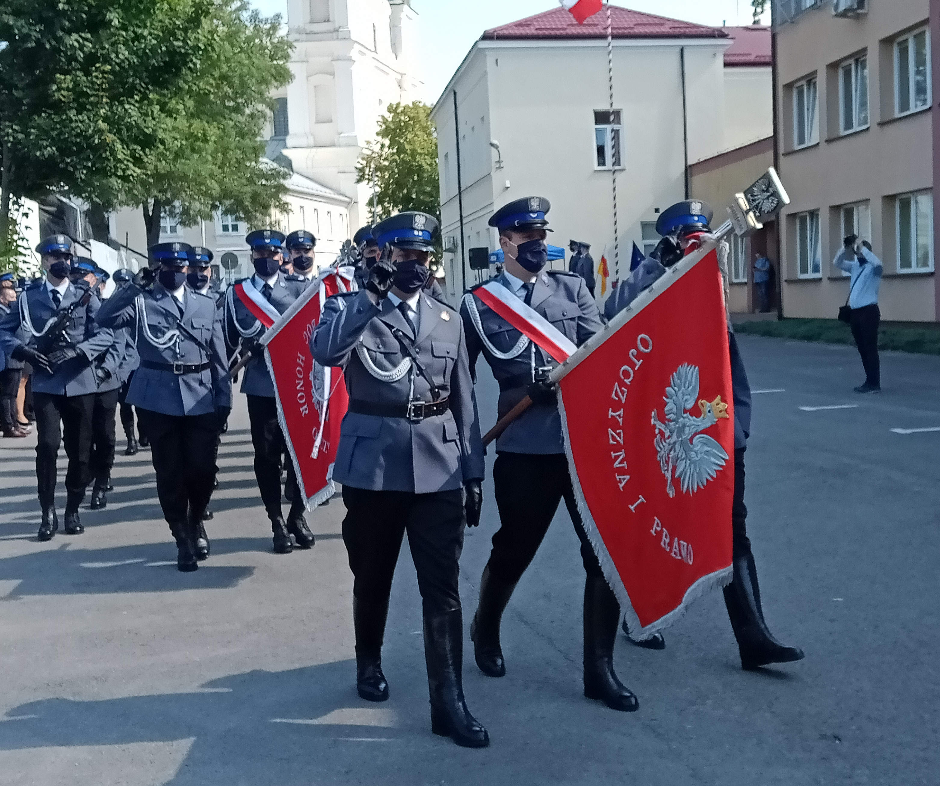 ŁUKÓW. Policjanci mają nowy sztandar. "Najważniejsze jest dla nas bezpieczeństwo mieszkańców" (WIDEO + ZDJĘCIA) - Zdjęcie główne