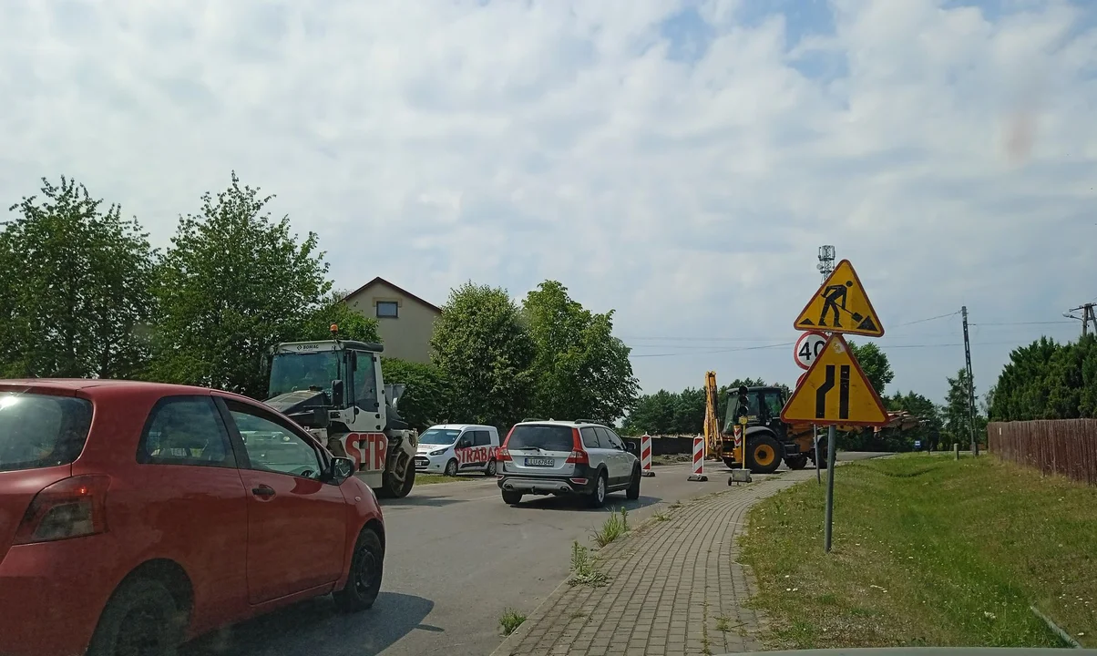 Trwa remont drogi Hordzież- Wola Gułowska, będzie też rondo - Zdjęcie główne