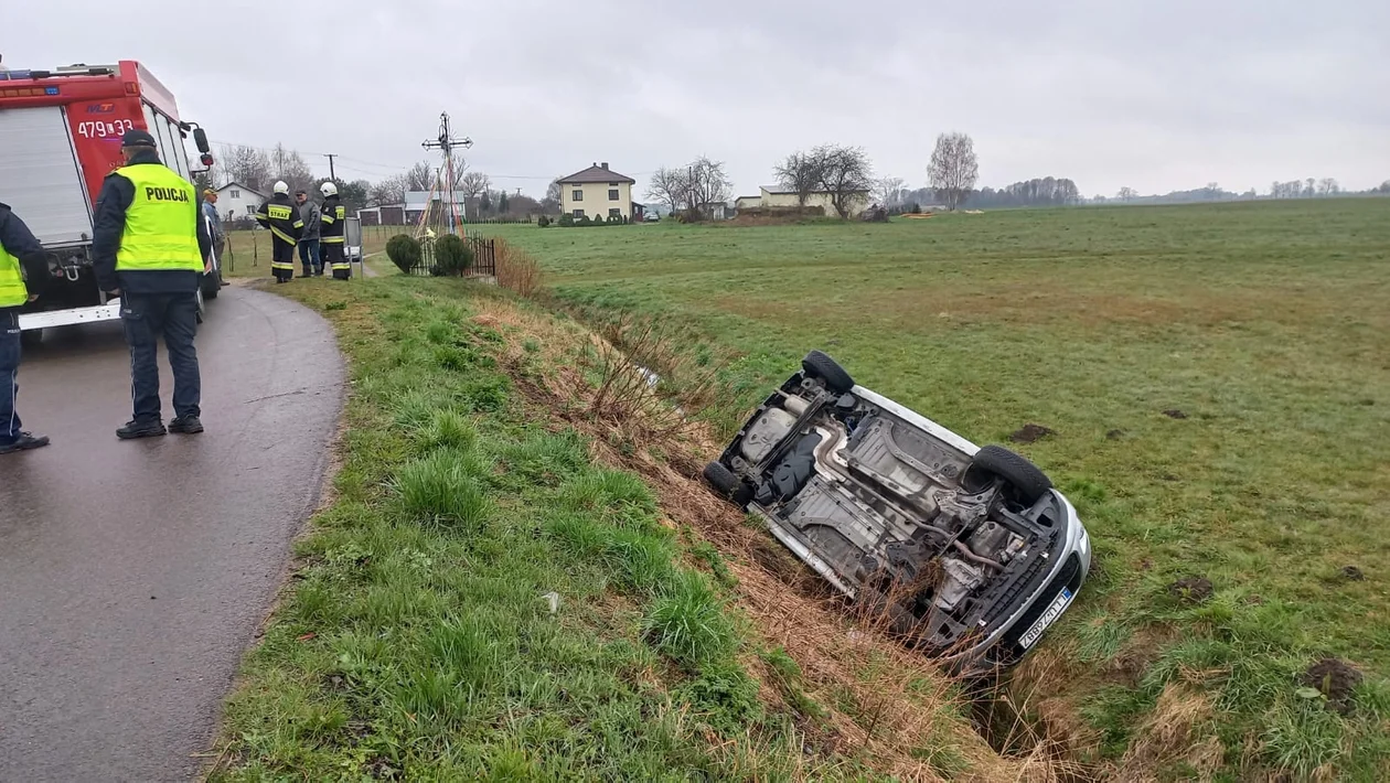 Dachowanie w Serokomli. Citroen wypadł w łuku drogi - Zdjęcie główne