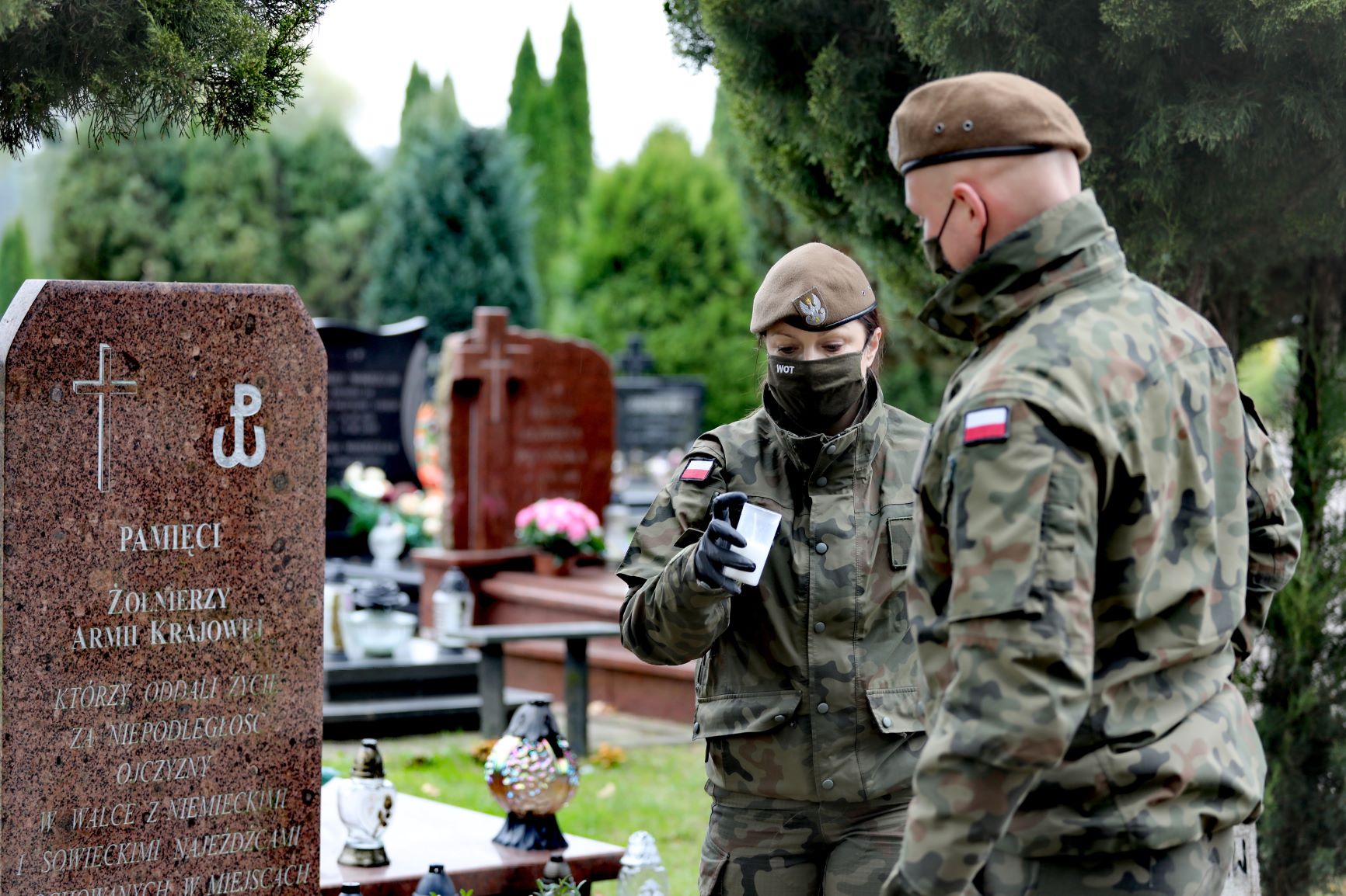 Województwo lubelskie: Terytorialsi porządkują groby żołnierzy - Zdjęcie główne