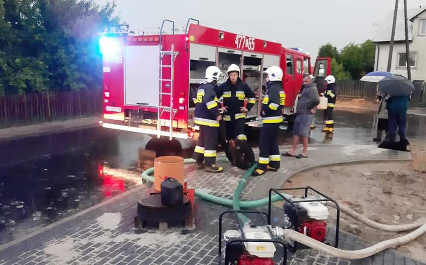 POWIAT: Zalanie i pożar. Strażacy pospieszyli na pomoc (GALERIA)  - Zdjęcie główne