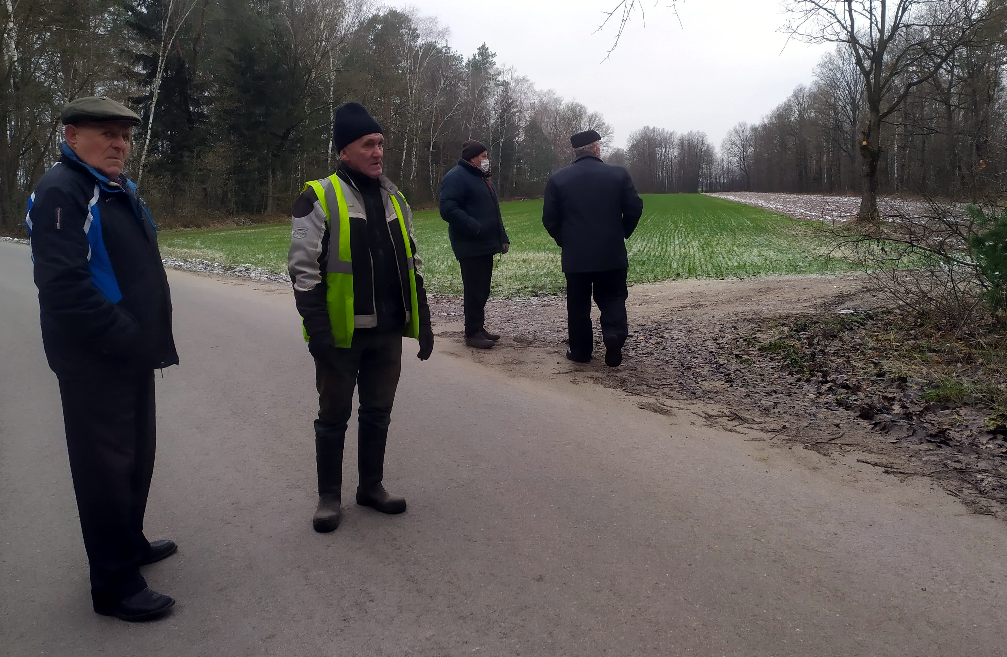 Wściekli gospodarze twierdzą, że gmina wyasfaltowała drogę na ich terenie - Zdjęcie główne