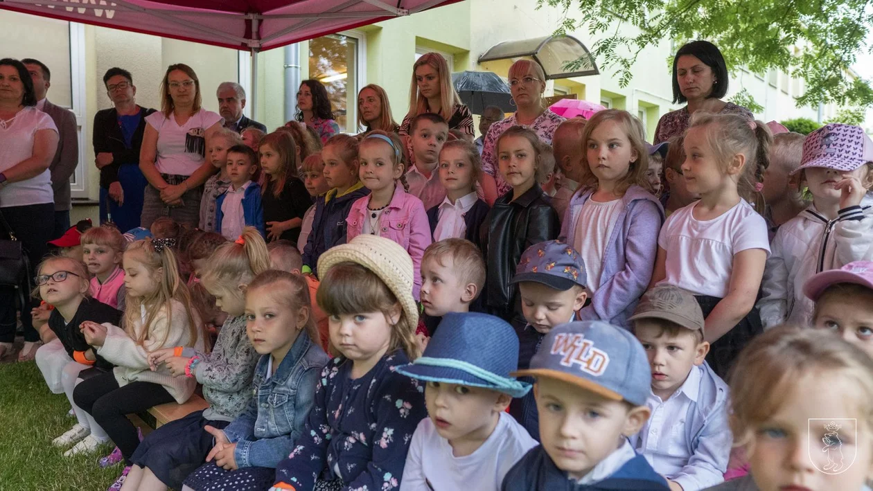 ŁUKÓW Żywy pomnik Bronisława Chącińskiego. To dąb pamięci przy Przedszkolu Miejskim nr 3  - Zdjęcie główne